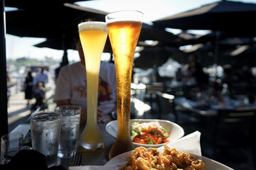 大きなグラスでビールを飲む