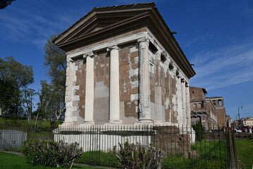 Fototapeta premium Antico tempio Romano dedicato a al dio Portuno, dio dei porti e delle porte