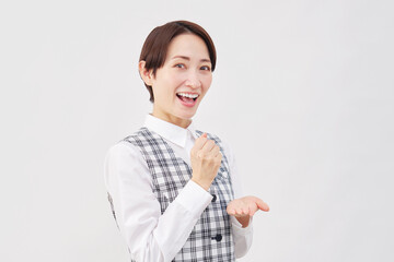 女性　事務員　ひらめく　白背景