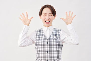 女性　事務員　笑顔で驚く　白背景