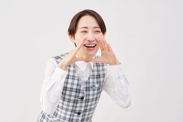 女性　事務員　話しかける　白背景　右向き