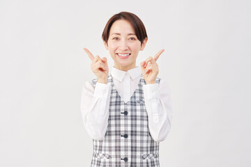 女性　事務員　左右を指差す　白背景