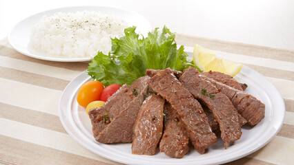 美味しそいに皿盛りされた焼肉