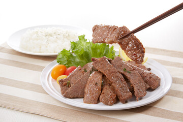 美味しそいに皿盛りされた焼肉