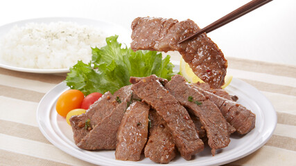 美味しそいに皿盛りされた焼肉