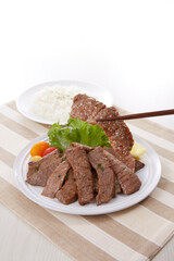 美味しそいに皿盛りされた焼肉