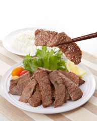 美味しそいに皿盛りされた焼肉