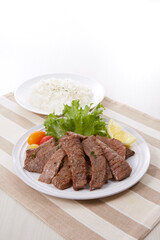 美味しそいに皿盛りされた焼肉
