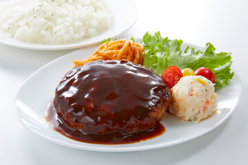 美味しそうに皿盛りされたハンバーグ