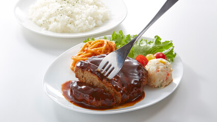 美味しそうに皿盛りされたハンバーグ