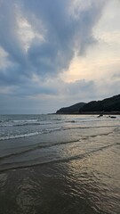 서해의 저녁 바다와 고요한 해안선