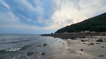 서해의 저녁 바다와 고요한 해안선