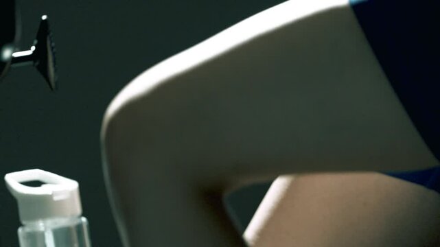 Zblizenie na nogi kobiece w czasie treningu na rowerze stacjonarnym 