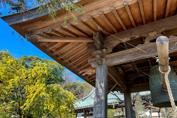 歴史を感じる寺院の鐘楼と梵鐘
