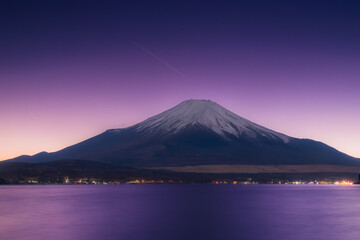 Fototapeta premium 山中湖から見る朝焼けの富士山
