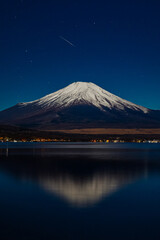 山中湖から見る夜の富士山