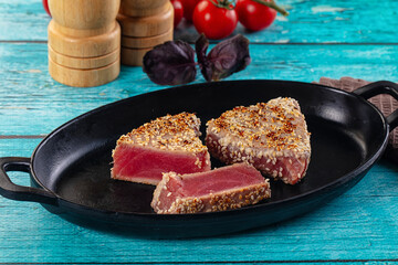 Tuna tataki with sesame seeds
