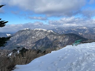 雪のベンチ