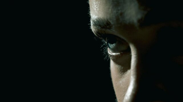 Zbliżenie z profilu na twarz kobiety w czasie wyczerpujacego treningu na rowerze stacjonarnym 