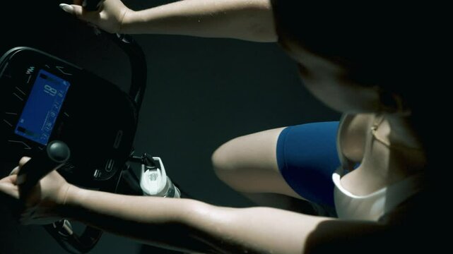 widok z g&oacute;ry na atrakcuja kobiete w czasie treningu na rowerze stacjonarnym 