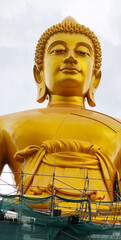 The construction of the large golden Buddha statue is very beautiful.