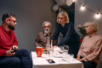 A family enjoys a shared dinner at home, exchanging conversations and experiences around the table.