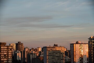Obraz premium Sunlight falling on buildings during sunset