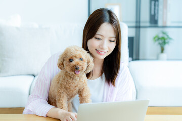 部屋でペットとくつろぐ若い女性