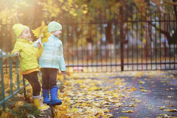 Children walk in the autumn park