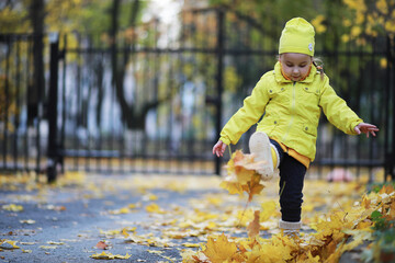Children walk in the autumn park