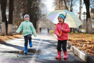 Children walk in the autumn park