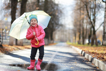 Obraz premium Children walk in the autumn park