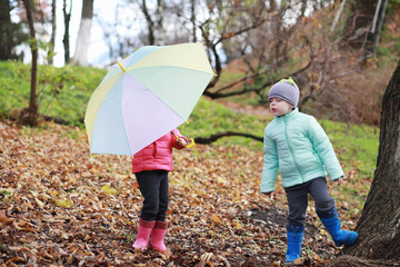 Children walk in the autumn park