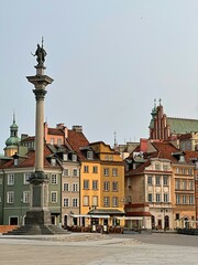 Obraz premium Sigismund's Column and Old Town Houses in Castle Square, Warsaw, Poland