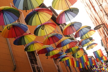 Paraguas de colores en el aire de la calle para celebrar el día del Orgullo LGTBI en la ciudad de...