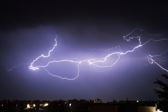 Foudre au dessus de la ville de Voiron. Stacking de trois images.