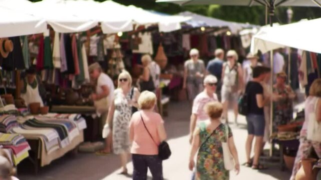 march&eacute; avec une foule de gens flous
