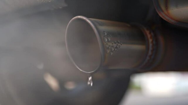 fum&eacute;e sortant d'un pot d'&eacute;chappement