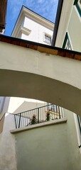 Schmale Gasse mit Balkonblumen