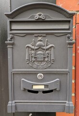 Buzón de correos estilo antiguo en la fachada de una casa 