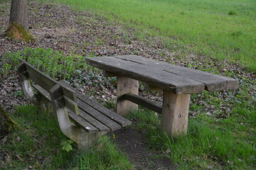 Bank und Tisch in der Natur