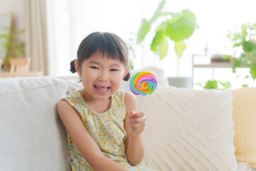 お菓子の飴を食べる子供