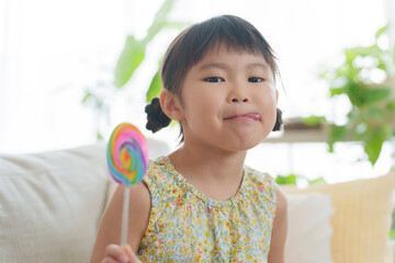 お菓子の飴を食べる子供