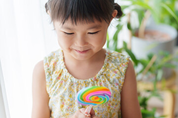 お菓子の飴を食べる子供