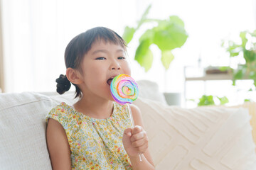 お菓子の飴を食べる子供