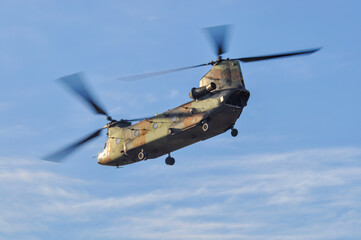 Helicóptero de transporte pesado con dos rotores