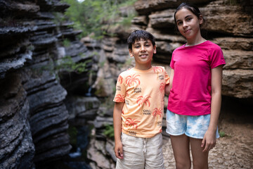 Obraz premium Brother and sister posing in beautiful stone canyon