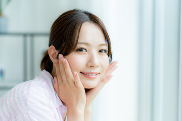 部屋でリラックスする女性