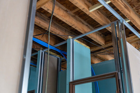 Vue d&rsquo;ensemble de l&rsquo;int&eacute;rieur de bureaux en cours de r&eacute;novation, avec des travaux de placo, peinture et am&eacute;nagement visibles.