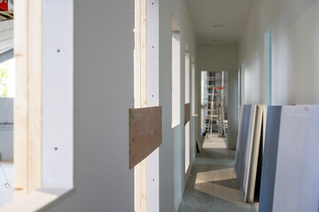 Vue d’ensemble de l’intérieur de bureaux en cours de rénovation, avec des travaux de placo,...